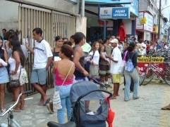 Muita gente na fila do Cartório Eleitoral de Ubatuba (144ª Zona Eleitoral). - Imagem: © Emilio Campi