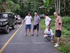 Vistoria sendo executada na estrada do Rio Escuro, na tarde de quarta-feira. - Foto:  Jairo dos Santos