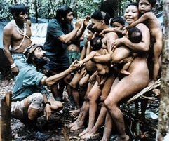 Sidney Possuelo (esq.) será agraciado segunda-feira com prêmio da Sociedade Real Geográfica, da Inglaterra. - Imagem: © Arquivo pessoal de Sidney Possuelo