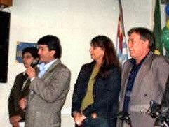 Pedro Tuzino (com o microfone) e Andrade Henrique (a direita). - Imagem: © Divulgação