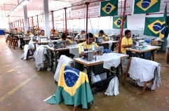 Presos trabalham na penitenciária da Papuda, em Brasília. - Imagem: © Roosewelt Pinheiro / Abr