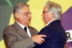 Fernando Henrique Cardoso, que era ministro da Fazenda em 1994 e Itamar Franco, então presidente da República, na comemoração de oito anos do Real. - Imagem: © Arquivo Radiobrás