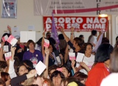 Brasília - Mulheres participam da votação a favor da Proposta de Legalização do Aborto, na 1ª Conferência Nacional de Políticas para as Mulheres. - Imagem: © José Cruz