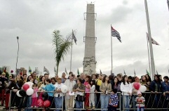 População compareceu ao Mausoléu do Soldado Constitucionalista para prestigiar o desfile militar e homenagear ex-combatentes. - Imagem: © Luiz Carlos Leite