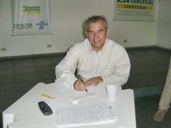 Paulo Ramos assinando o compromisso elaborado pelo grupo Ubatuba Viva. - Imagem: © Emilio Campi