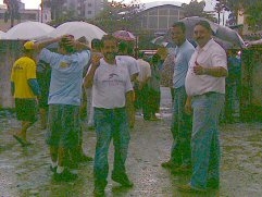 Os vereadores Gerson de Oliveira e Mauro Barros acompanham a eleio debaixo de chuva. - Foto:  Luiz Roberto de Moura