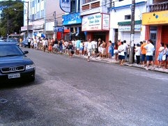 Eleitores de outras cidades justificam seus votos em Ubatuba neste feriado prolongado. - Imagem: © Luiz Roberto de Moura
