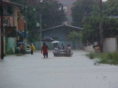 Em alguns bairros da cidade foi necessária a ajuda de barcos para deixar as casas. - Imagem: © Divulgação