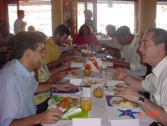 Representantes das duas cidades durante o almoço. - Imagem: © Divulgação