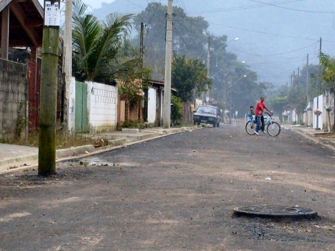 Pavimentação da Vila Suré, no Taquaral, região central de Ubatuba, SP. - Imagem: © Luiz Moura