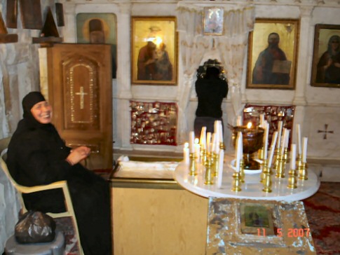 Foto proibida - Interior da Igreja mais antiga do mundo (o sorriso da religiosa era para seu primo que me acompanhava, aps ver o flash da mquina seu rosto se transformou com uma expresso de indignao).