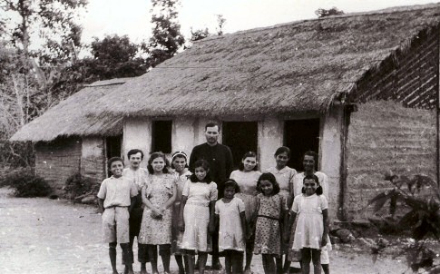 Escola do Ubatumirim e casa da professora Dionsia Bueno Velloso. - Imagem:  Arquivo Nen Velloso