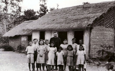 Escola do Ubatumirim e casa da professora Dionísia Bueno Velloso. - Imagem: © Arquivo Nenê Velloso