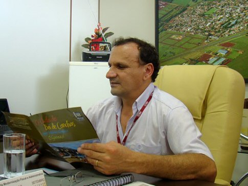 O prefeito Jairo recebeu um exemplar do Auto do Boi de Conchas. - Imagem:  MarleneCW