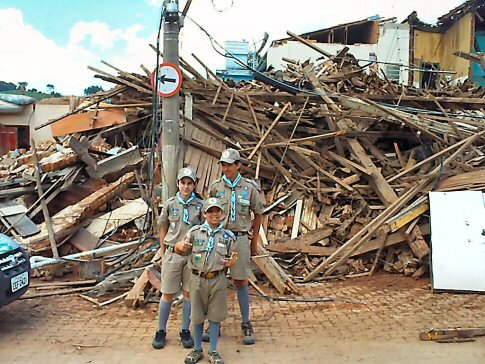 Escoteiros na frente de escombros em So Luiz do Paraitinga (SP). - Imagem:  Divulgao