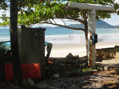 Chuveiro para marbelucos, na praia Grande. - Imagem:  Marcos Guerra