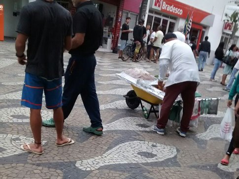 Calçadão da Maria Alves, Centro, Ubatuba, SP. - Imagem: © RF UbaWeb