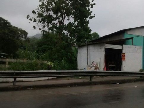 Construção ao lado de um rio, no Ipiranguinha, região oeste de Ubatuba, SP.