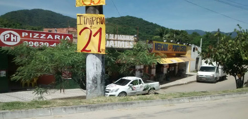 A velha maneira do tudo pode. BR-101, entre os trevos do Centro e da praia Grande, em Ubatuba, SP. - Imagem: © RF UbaWeb