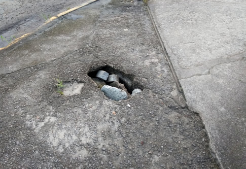 Passeio público em uma das esquinas da avenida Iperoig com a rua Liberdade, no Centro, Ubatuba (SP). - Imagem: © Luiz Moura