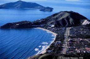 Praia das Toninhas com a Ilha Anchieta ao fundo - Foto: © Fernando Marques