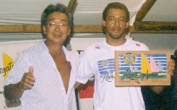 Takashi entrega o troféu Rapunzel a José Antônio