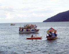 Encontro dos barcos para a procisso martima